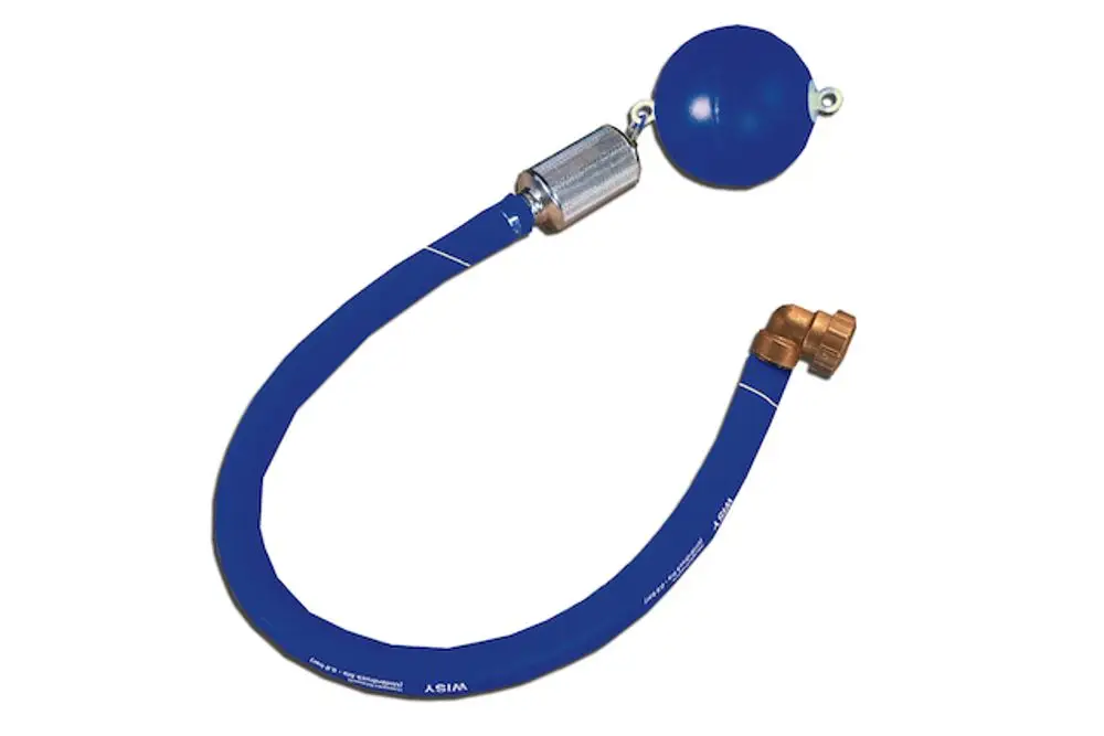 Schwimmende Entnahme mit blauem Schlauch und Kugel, geeignet für den Einsatz in Roth Flachspeichern. Anschlüsse aus Metall und flexibles Design zur Wasserentnahme.